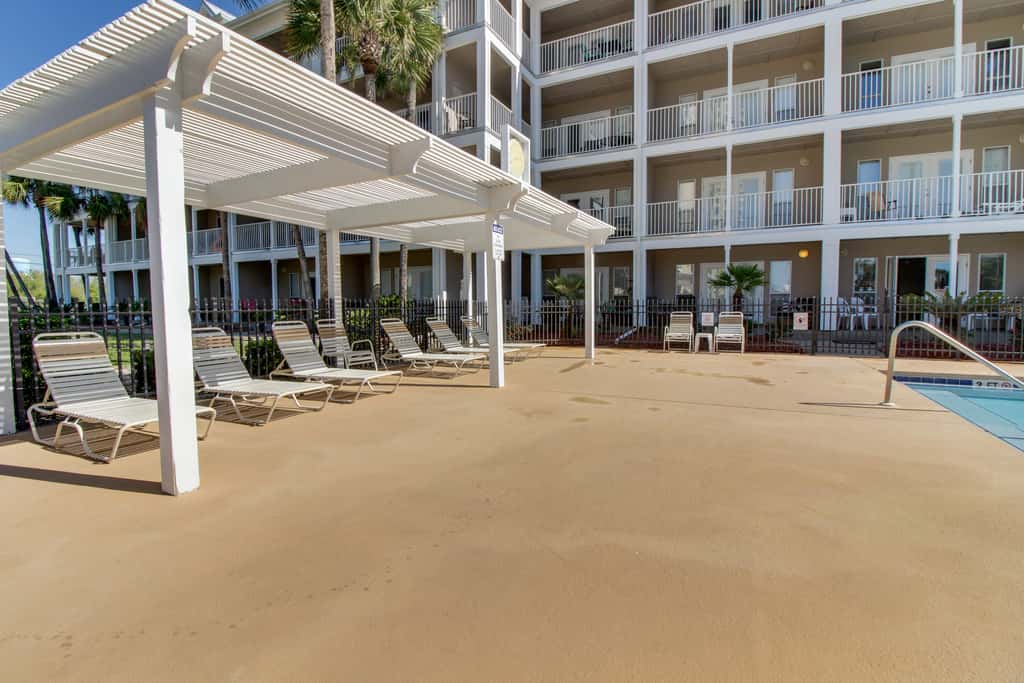 Updated condo with balcony, central AC, pools, hot tub, grills, & beach access