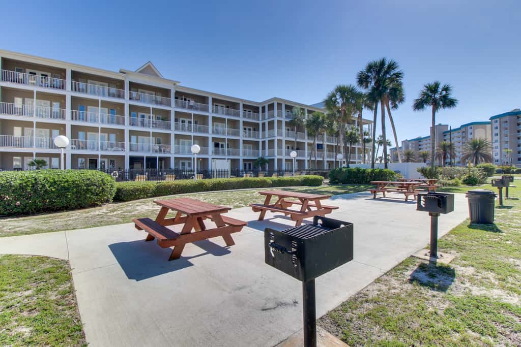 Updated condo with balcony, central AC, pools, hot tub, grills, & beach access