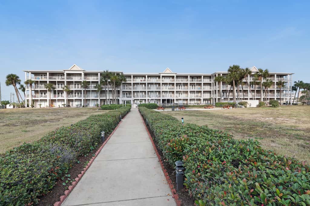 Updated condo with balcony, central AC, pools, hot tub, grills, & beach access