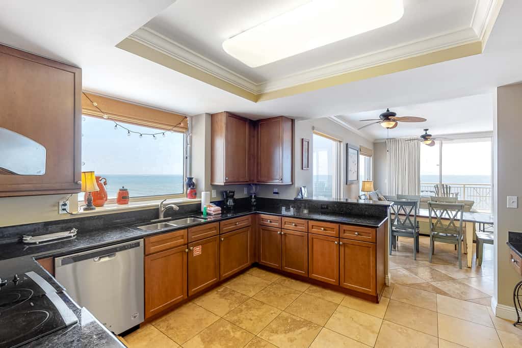 9th-floor open, bright condo with views - close to dining
