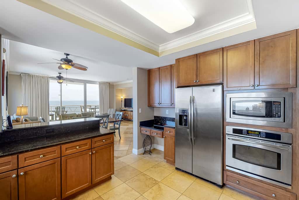 9th-floor open, bright condo with views - close to dining