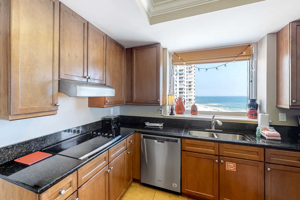 9th-floor open, bright condo with views - close to dining