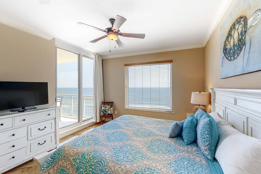 9th-floor open, bright condo with views - close to dining