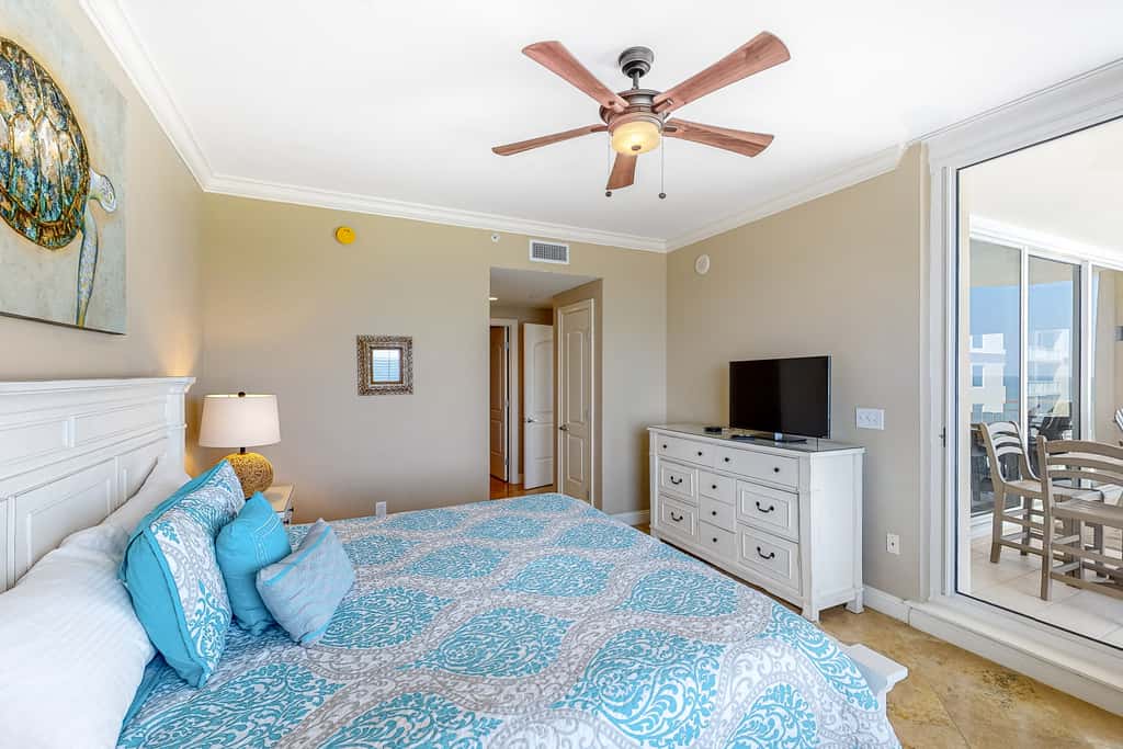 9th-floor open, bright condo with views - close to dining