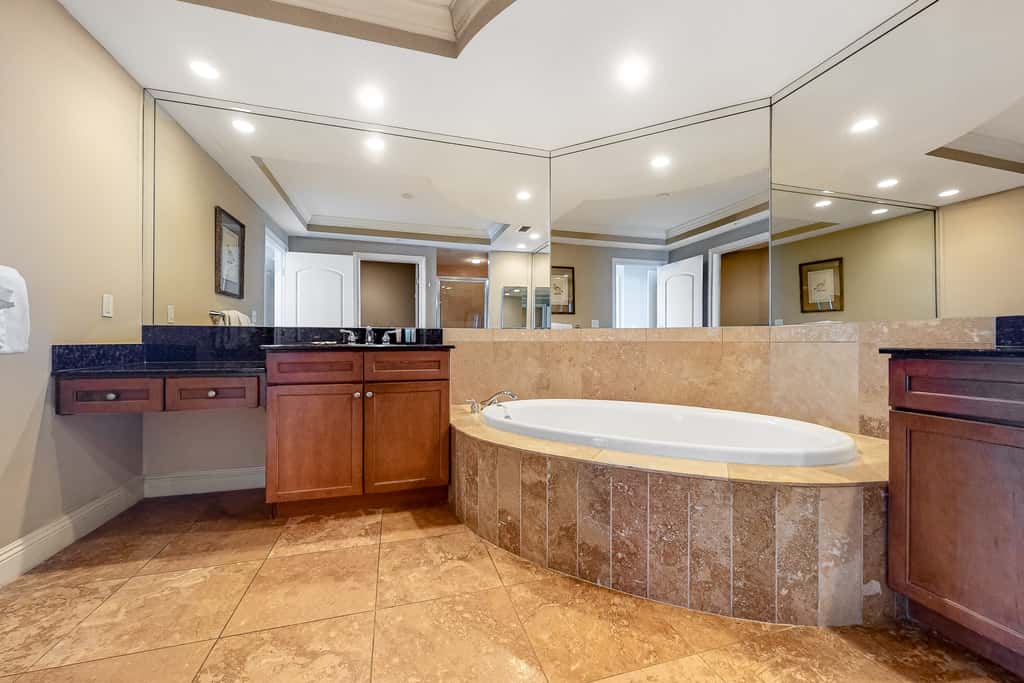 9th-floor open, bright condo with views - close to dining