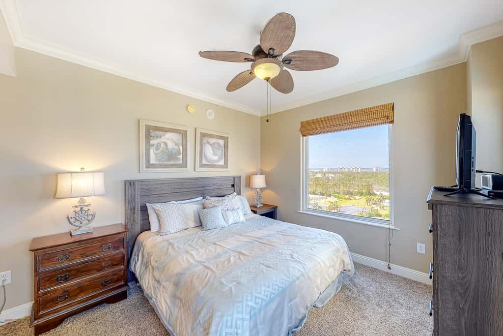 9th-floor open, bright condo with views - close to dining