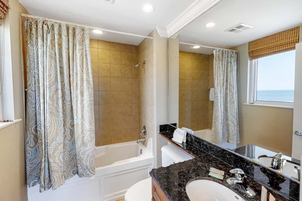 9th-floor open, bright condo with views - close to dining