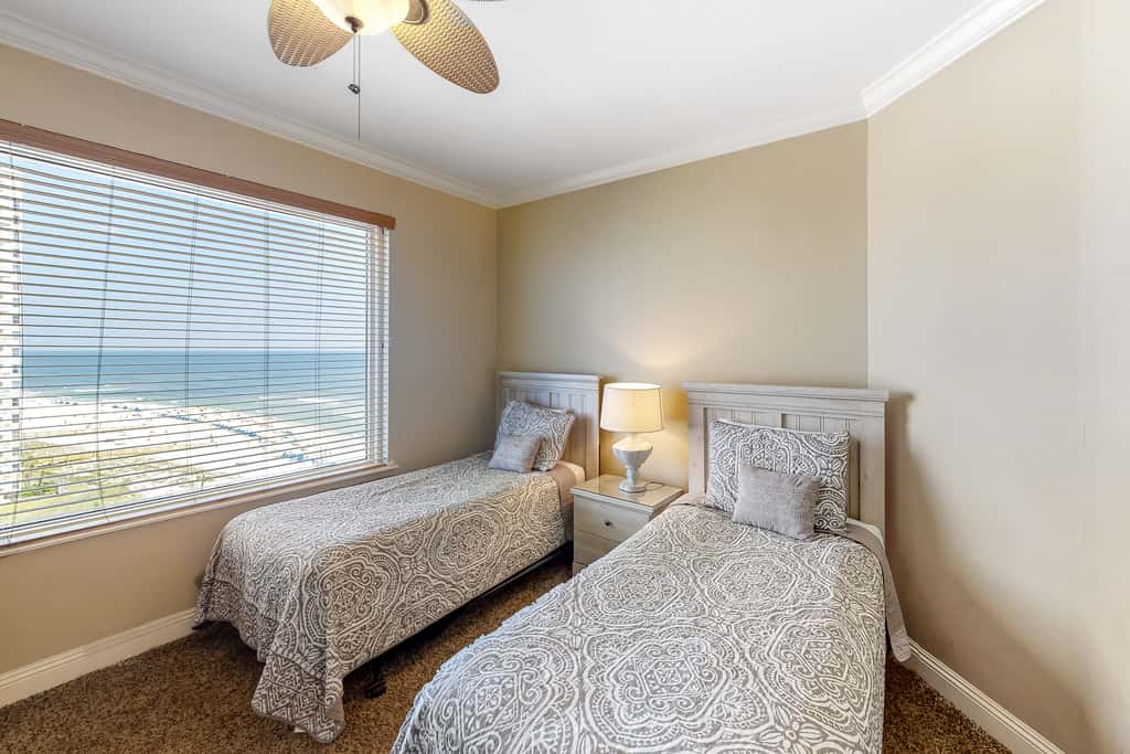 9th-floor open, bright condo with views - close to dining