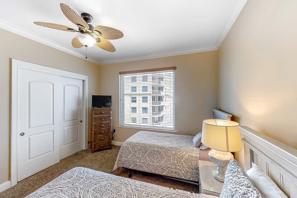 9th-floor open, bright condo with views - close to dining