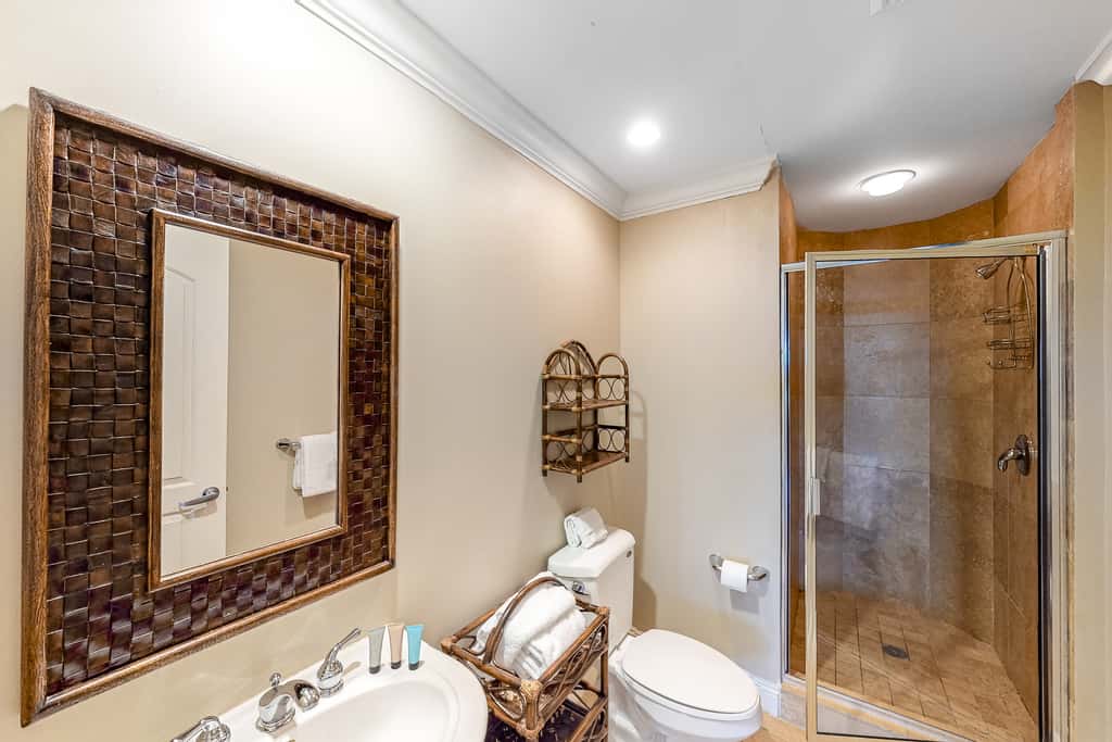 9th-floor open, bright condo with views - close to dining