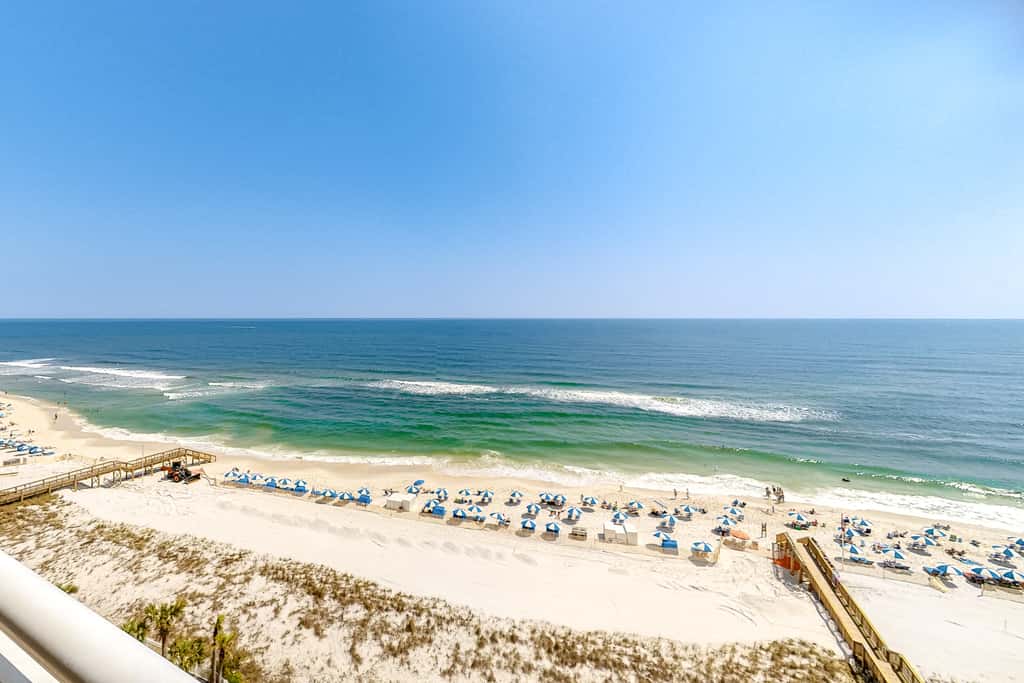 9th-floor open, bright condo with views - close to dining