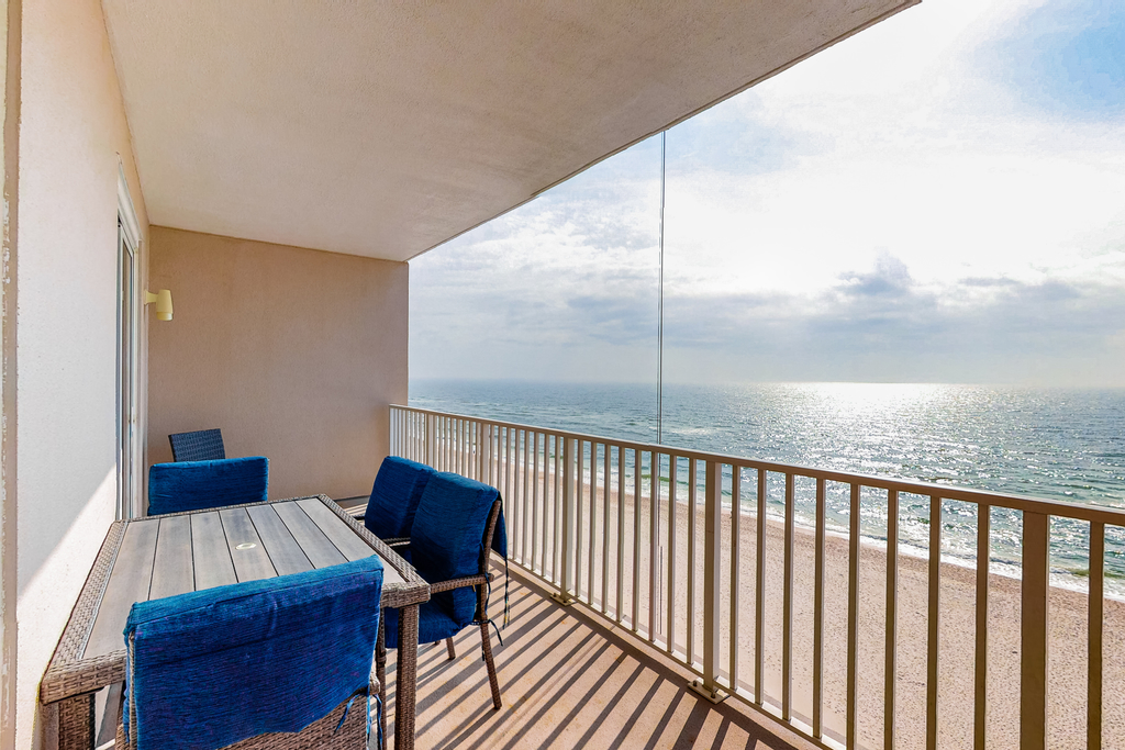 Inviting Gulf-front condo In Perdido Key with waterfront pool/hot tub and oceanfront balcony