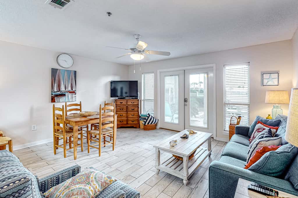 Snowbird-friendly condo near the ocean with patio, outdoor pool, & hot tub