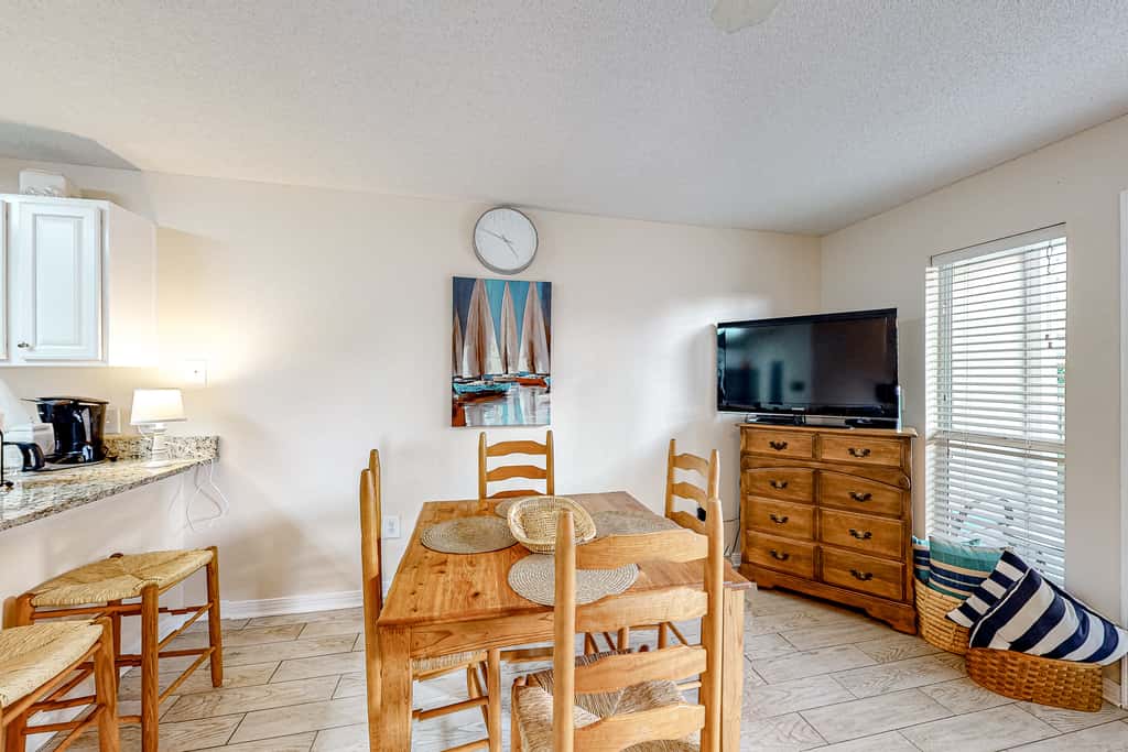 Snowbird-friendly condo near the ocean with patio, outdoor pool, & hot tub
