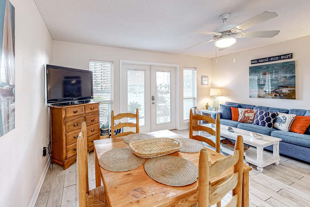 Snowbird-friendly condo near the ocean with patio, outdoor pool, & hot tub