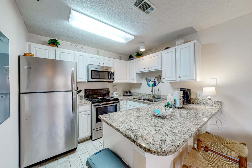 Snowbird-friendly condo near the ocean with patio, outdoor pool, & hot tub
