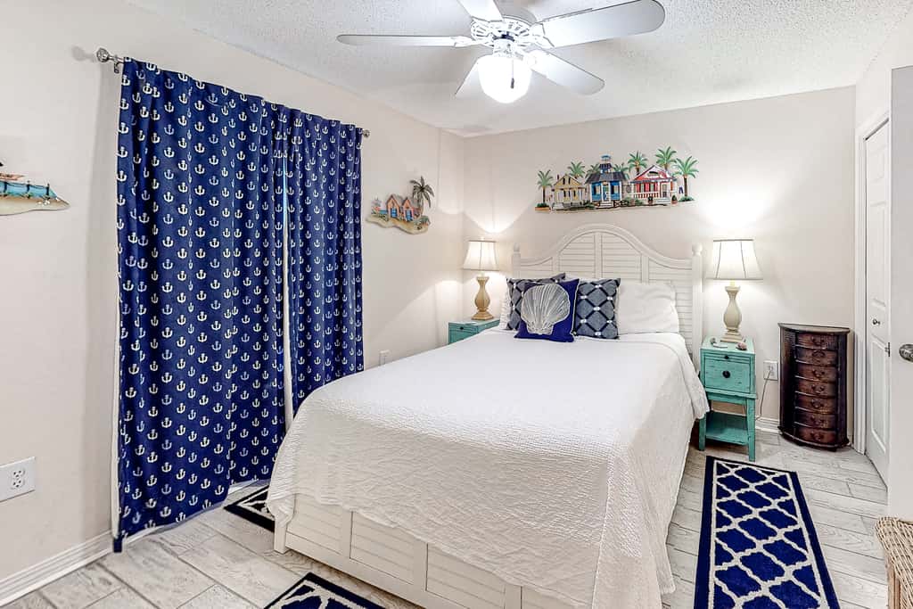 Snowbird-friendly condo near the ocean with patio, outdoor pool, & hot tub