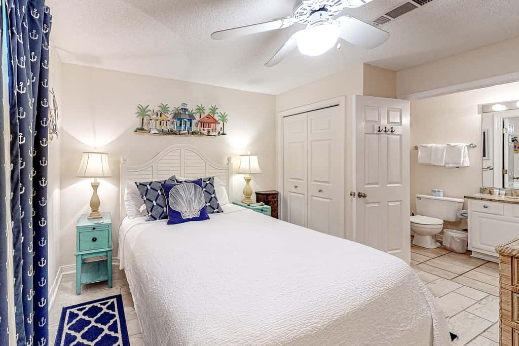 Snowbird-friendly condo near the ocean with patio, outdoor pool, & hot tub