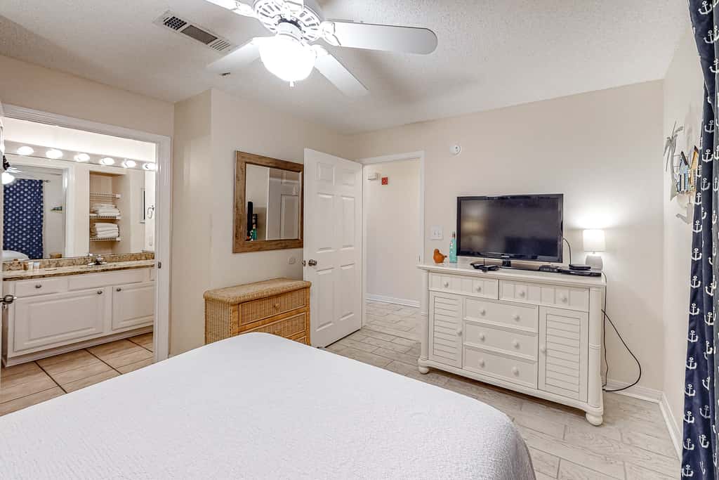 Snowbird-friendly condo near the ocean with patio, outdoor pool, & hot tub