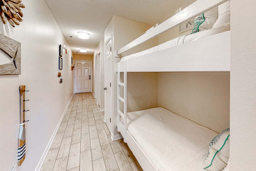 Snowbird-friendly condo near the ocean with patio, outdoor pool, & hot tub