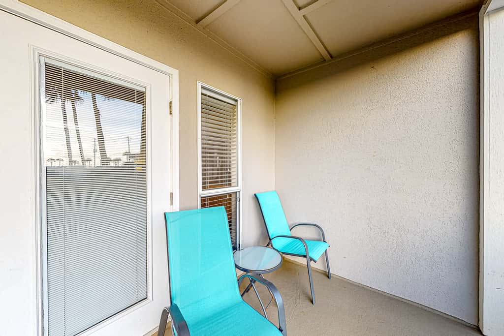 Snowbird-friendly condo near the ocean with patio, outdoor pool, & hot tub