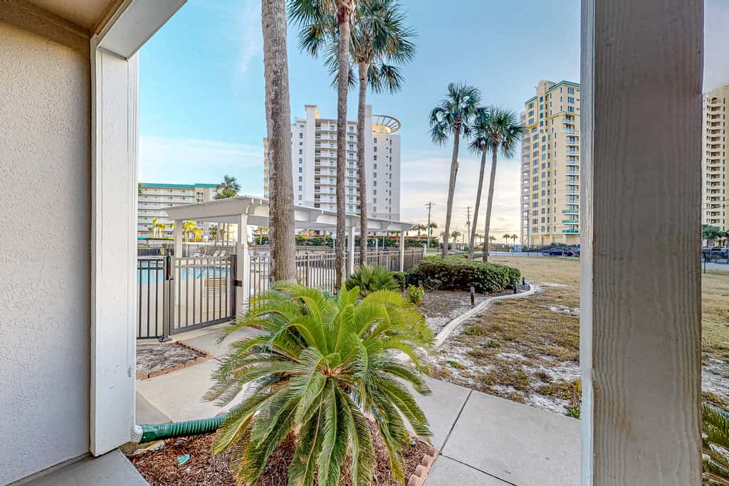 Snowbird-friendly condo near the ocean with patio, outdoor pool, & hot tub