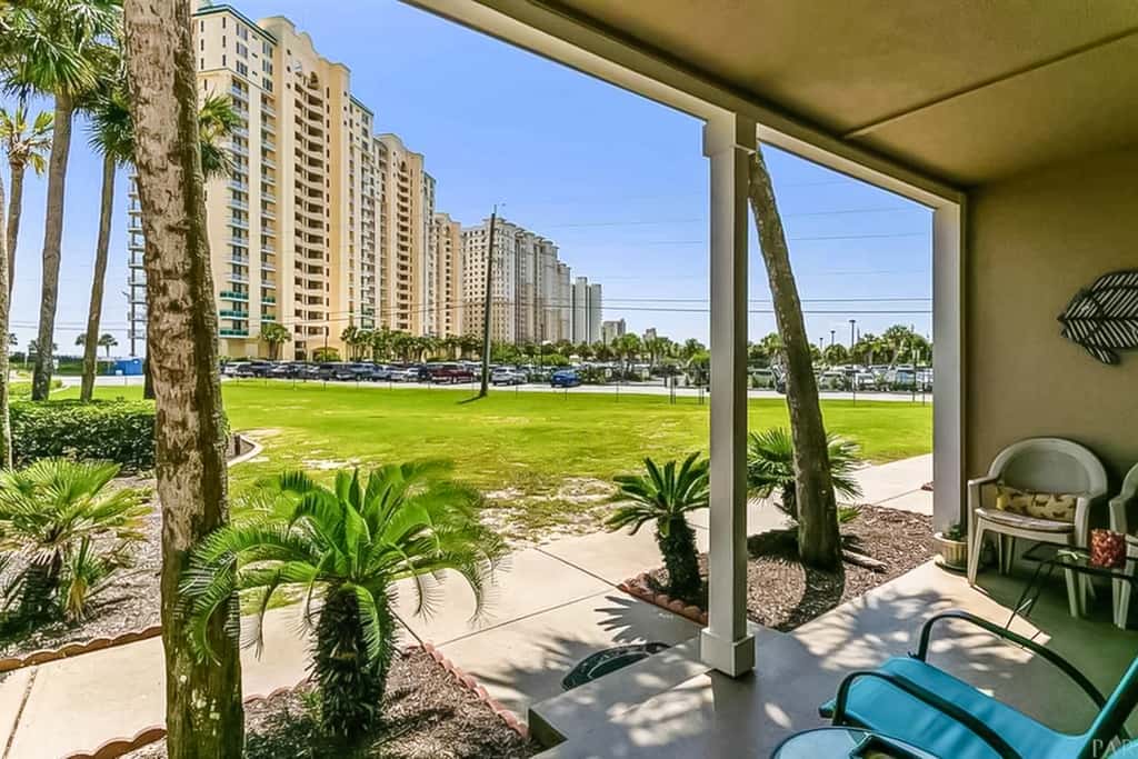 Snowbird-friendly condo near the ocean with patio, outdoor pool, & hot tub