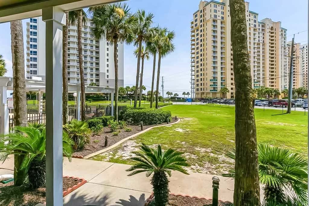 Snowbird-friendly condo near the ocean with patio, outdoor pool, & hot tub