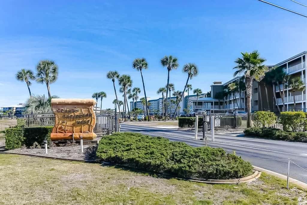 Snowbird-friendly condo near the ocean with patio, outdoor pool, & hot tub