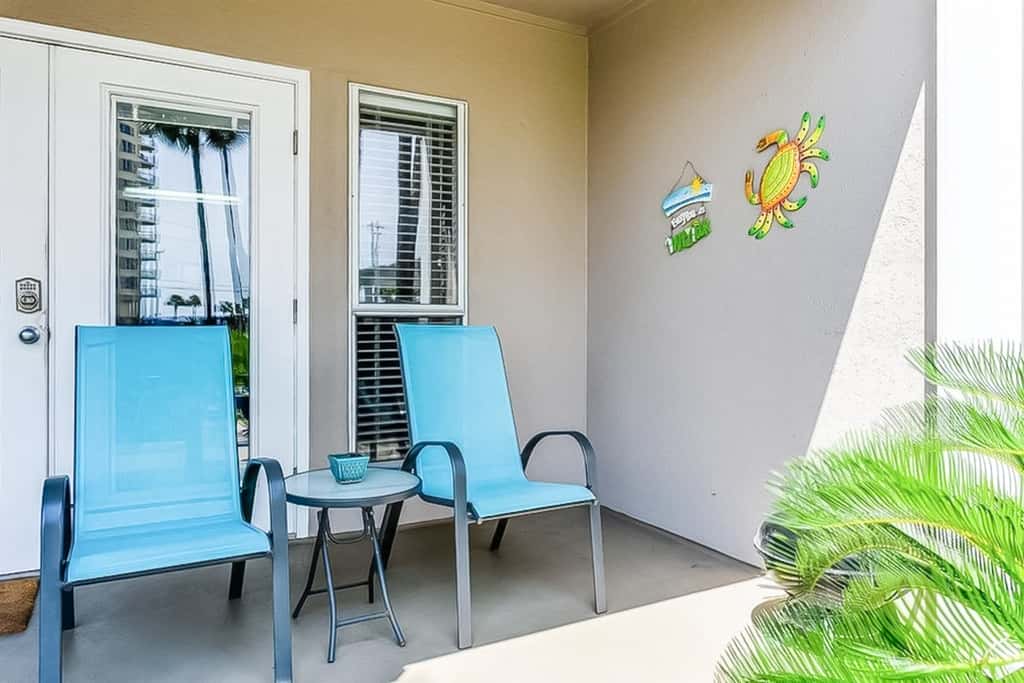 Snowbird-friendly condo near the ocean with patio, outdoor pool, & hot tub