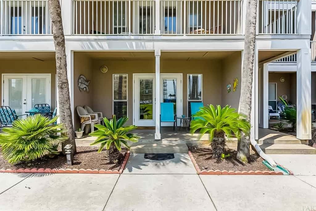 Snowbird-friendly condo near the ocean with patio, outdoor pool, & hot tub