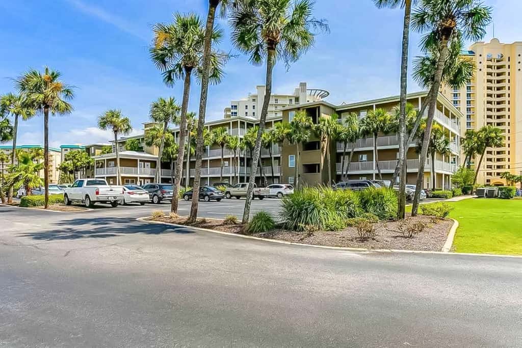 Snowbird-friendly condo near the ocean with patio, outdoor pool, & hot tub