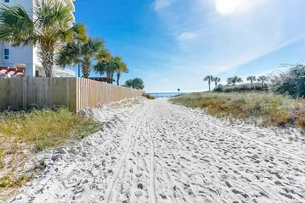 Snowbird-friendly condo near the ocean with patio, outdoor pool, & hot tub