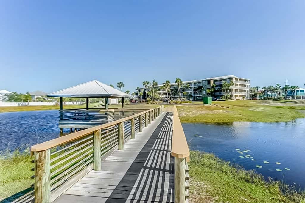 Snowbird-friendly condo near the ocean with patio, outdoor pool, & hot tub
