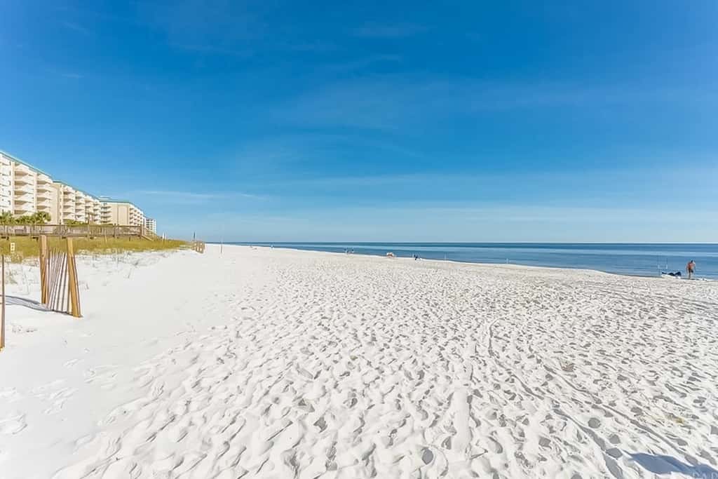 Snowbird-friendly condo near the ocean with patio, outdoor pool, & hot tub