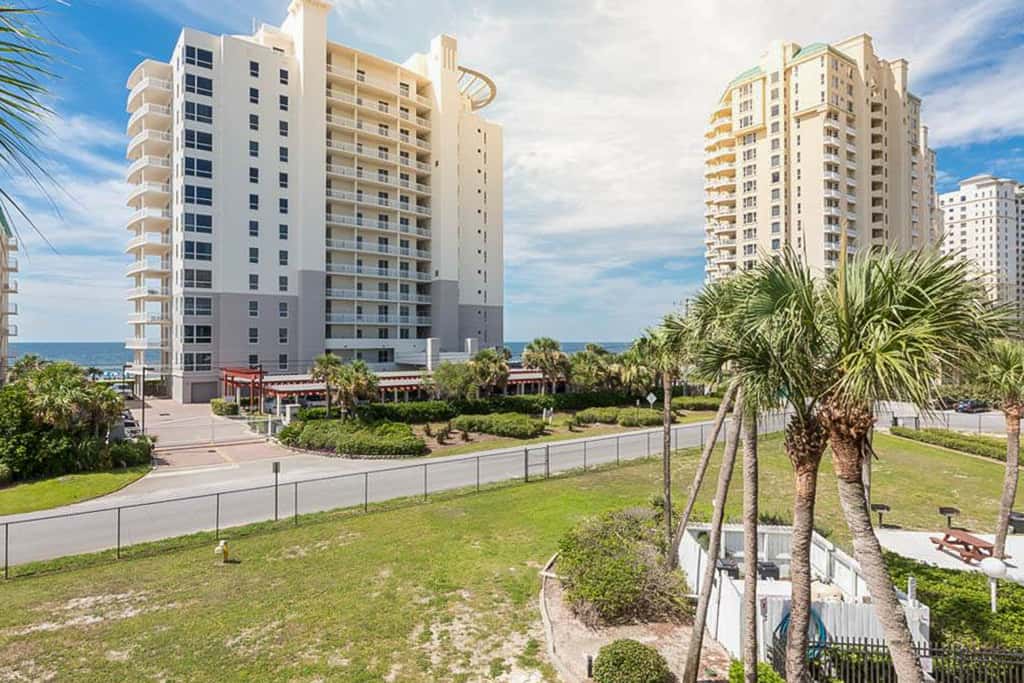 Snowbird-friendly condo near the ocean with patio, outdoor pool, & hot tub