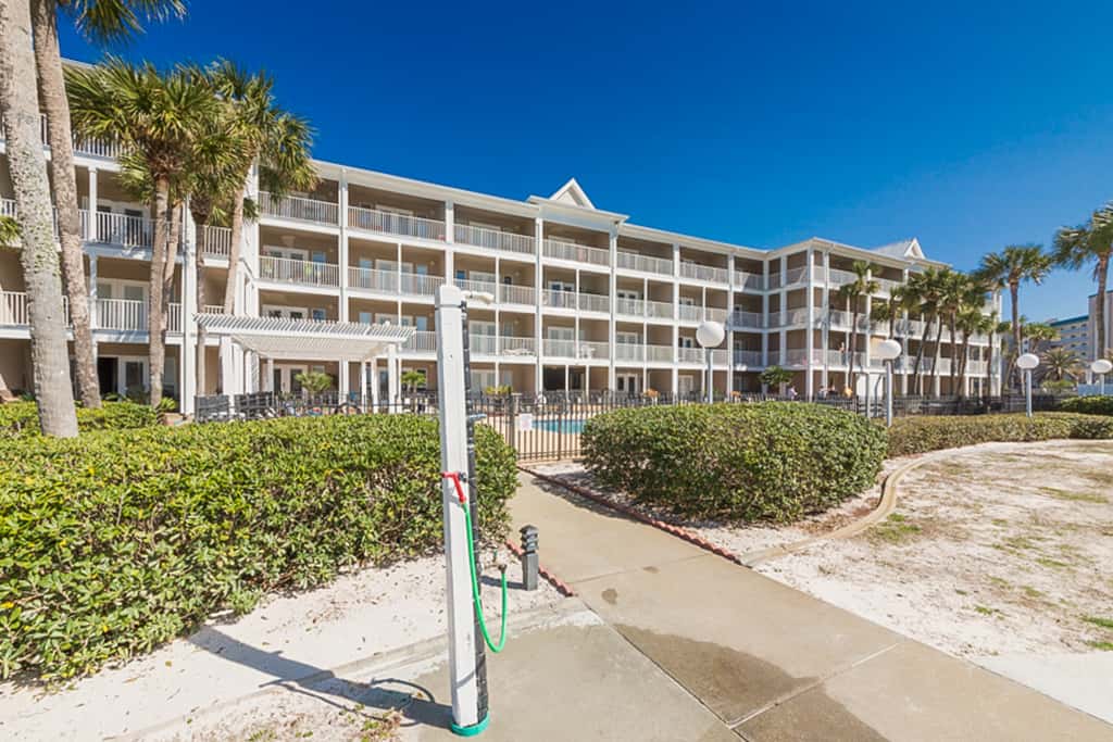 Snowbird-friendly condo near the ocean with patio, outdoor pool, & hot tub