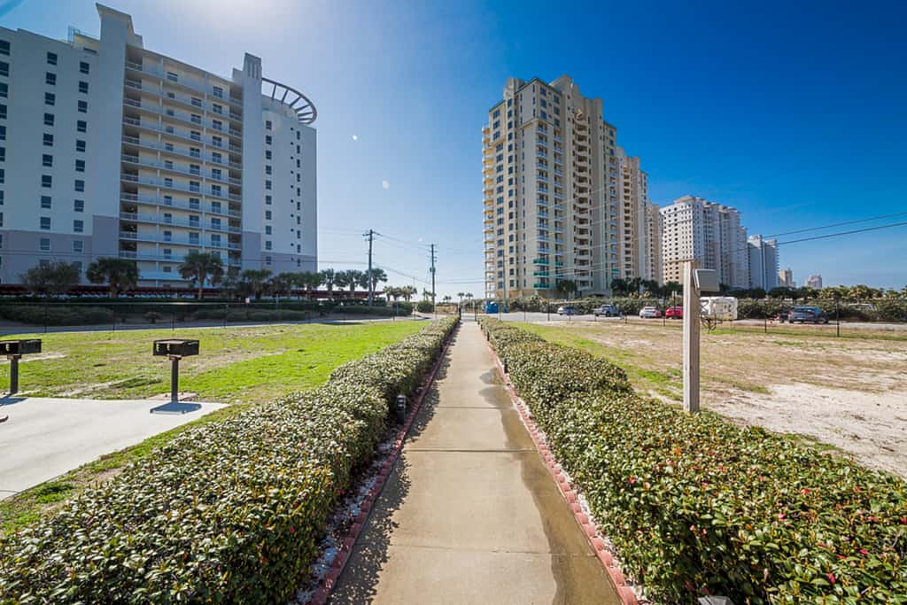 Snowbird-friendly condo near the ocean with patio, outdoor pool, & hot tub