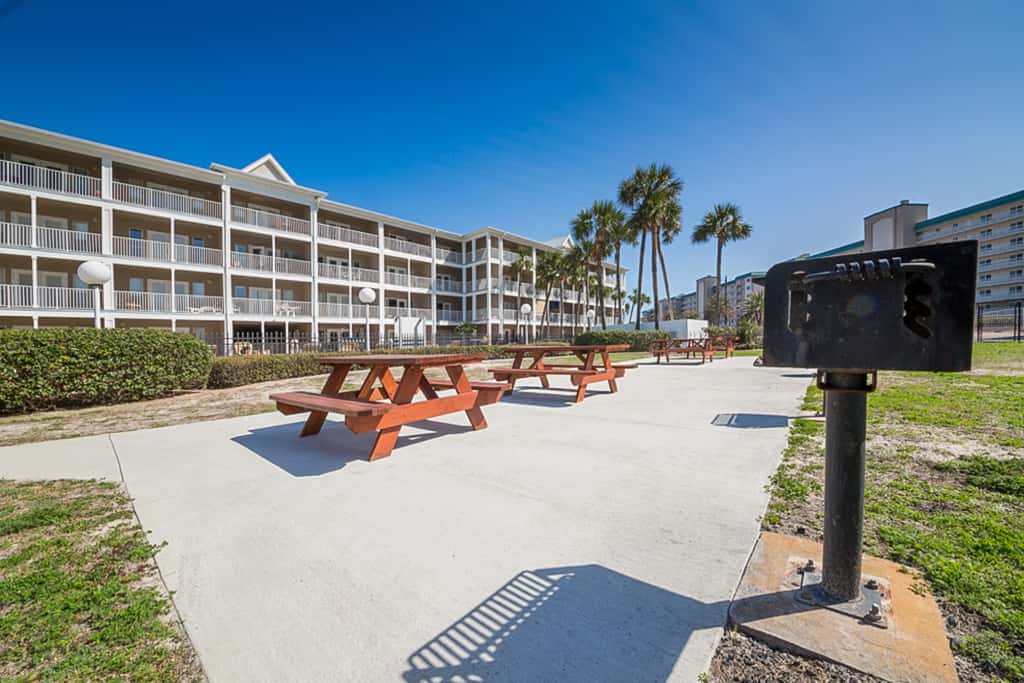 Snowbird-friendly condo near the ocean with patio, outdoor pool, & hot tub