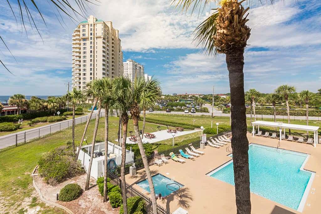 Snowbird-friendly condo near the ocean with patio, outdoor pool, & hot tub