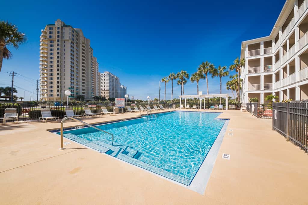 Snowbird-friendly condo near the ocean with patio, outdoor pool, & hot tub