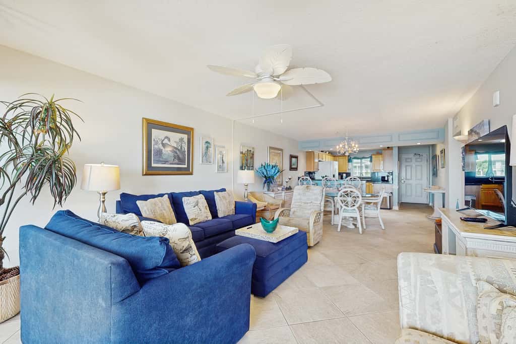 Gorgeous Oceanfront condo, Gulf-front balcony, pool, hot tub