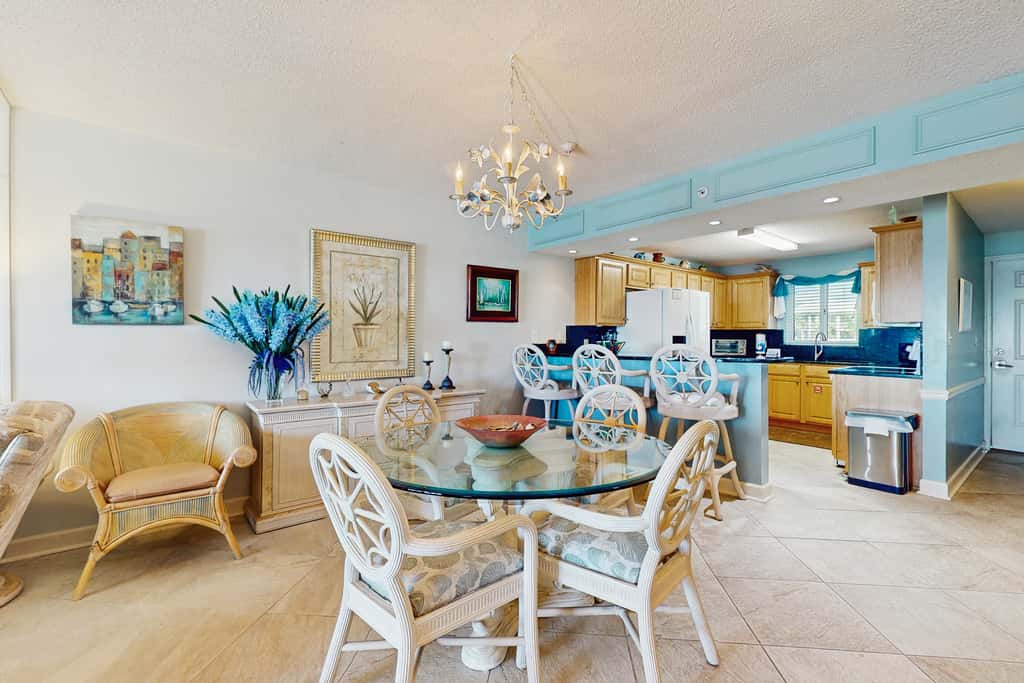 Gorgeous Oceanfront condo, Gulf-front balcony, pool, hot tub