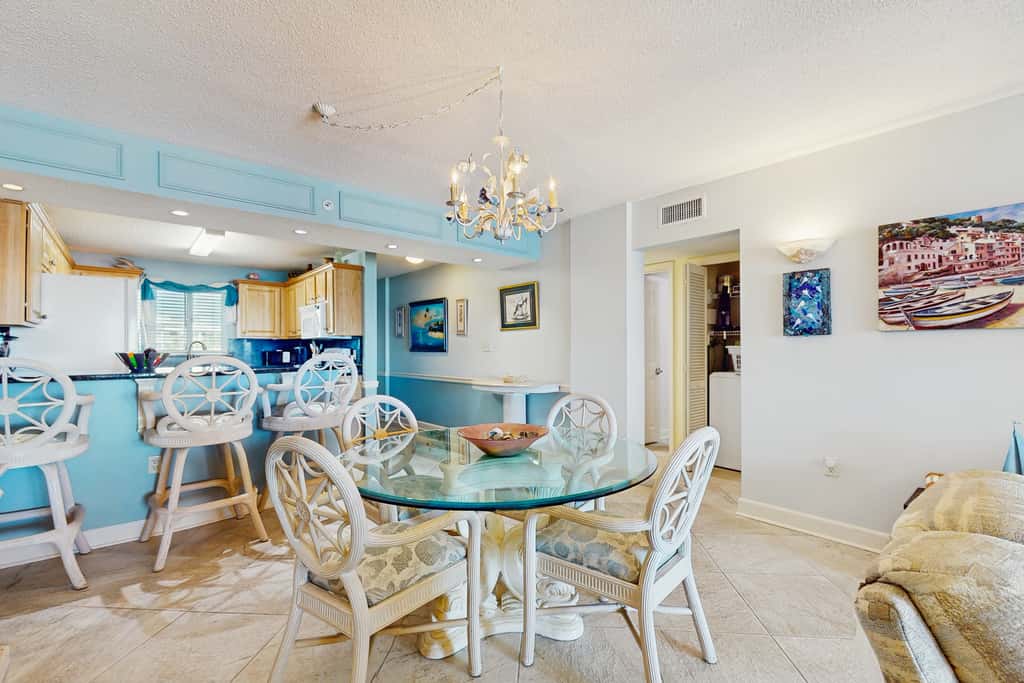 Gorgeous Oceanfront condo, Gulf-front balcony, pool, hot tub