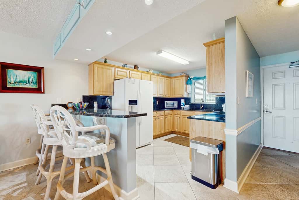 Gorgeous Oceanfront condo, Gulf-front balcony, pool, hot tub