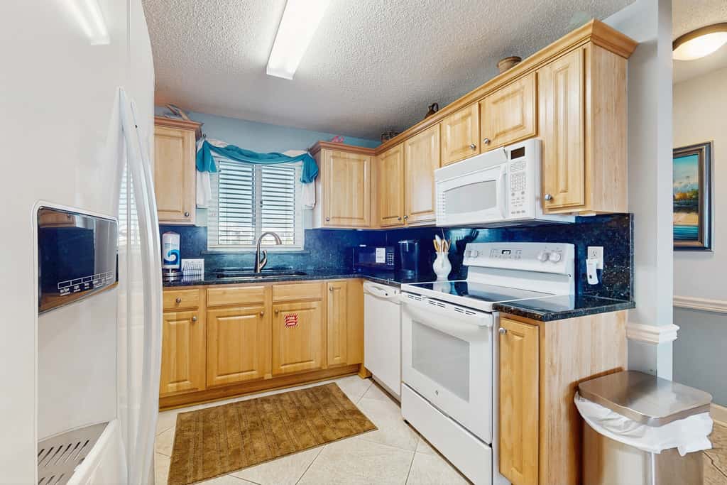 Gorgeous Oceanfront condo, Gulf-front balcony, pool, hot tub