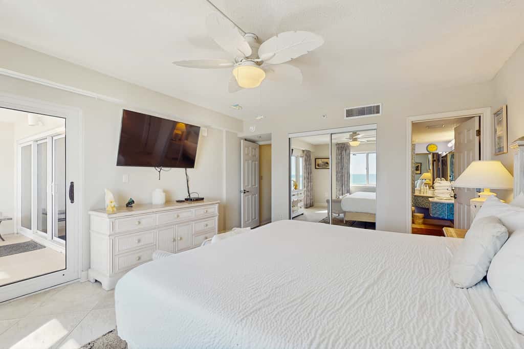 Gorgeous Oceanfront condo, Gulf-front balcony, pool, hot tub