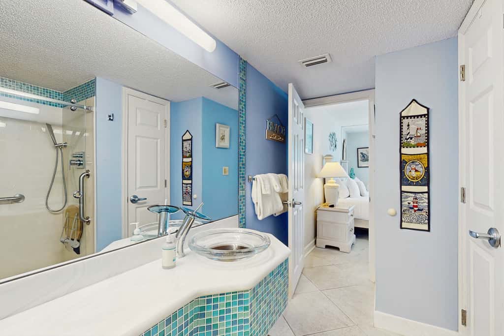 Gorgeous Oceanfront condo, Gulf-front balcony, pool, hot tub