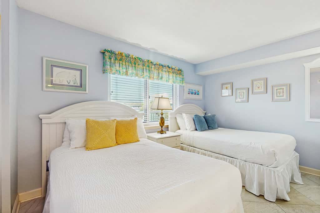 Gorgeous Oceanfront condo, Gulf-front balcony, pool, hot tub