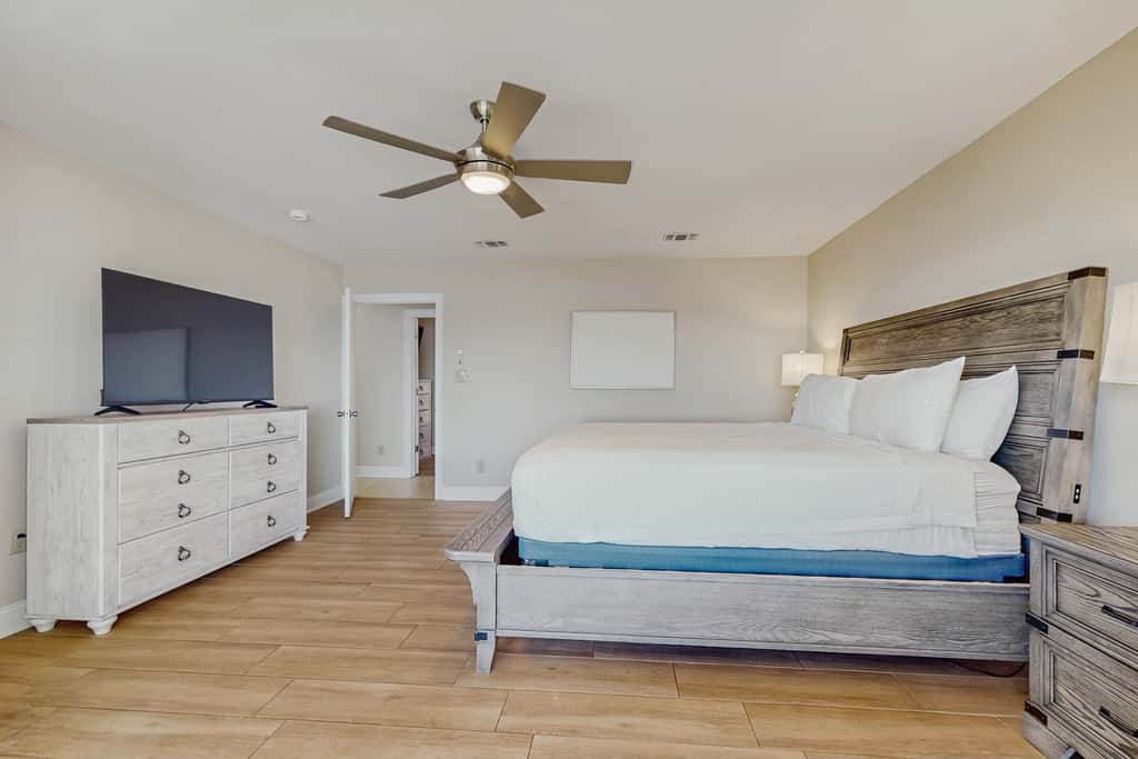 Waterfront Private Dock & Hot Tub, Pet Friendly HOME with Beach/Ocean views, Grill & Wifi